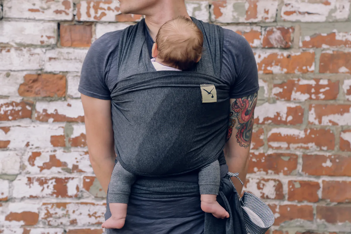 Baby in einer Babytrage