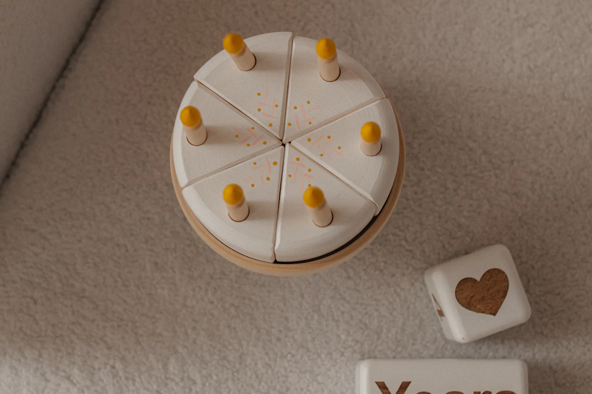 Holztorte mit Kerzen zum ersten Geburtstag
