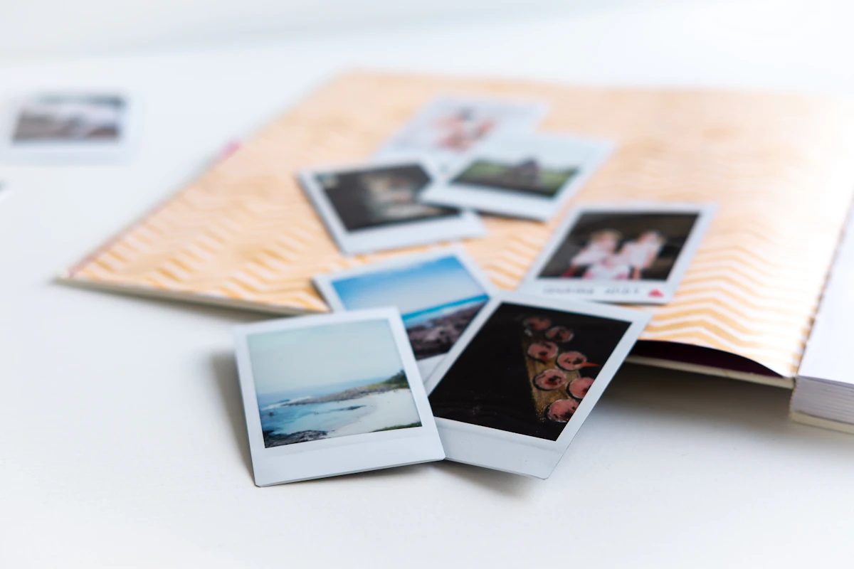 Aufgeschlagenes Fotoalbum mit eingeklebten Bildern