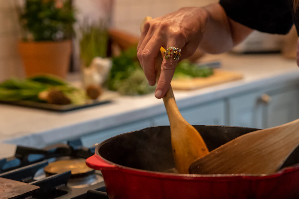 Zwei Personen kochen zusammen in der Küche