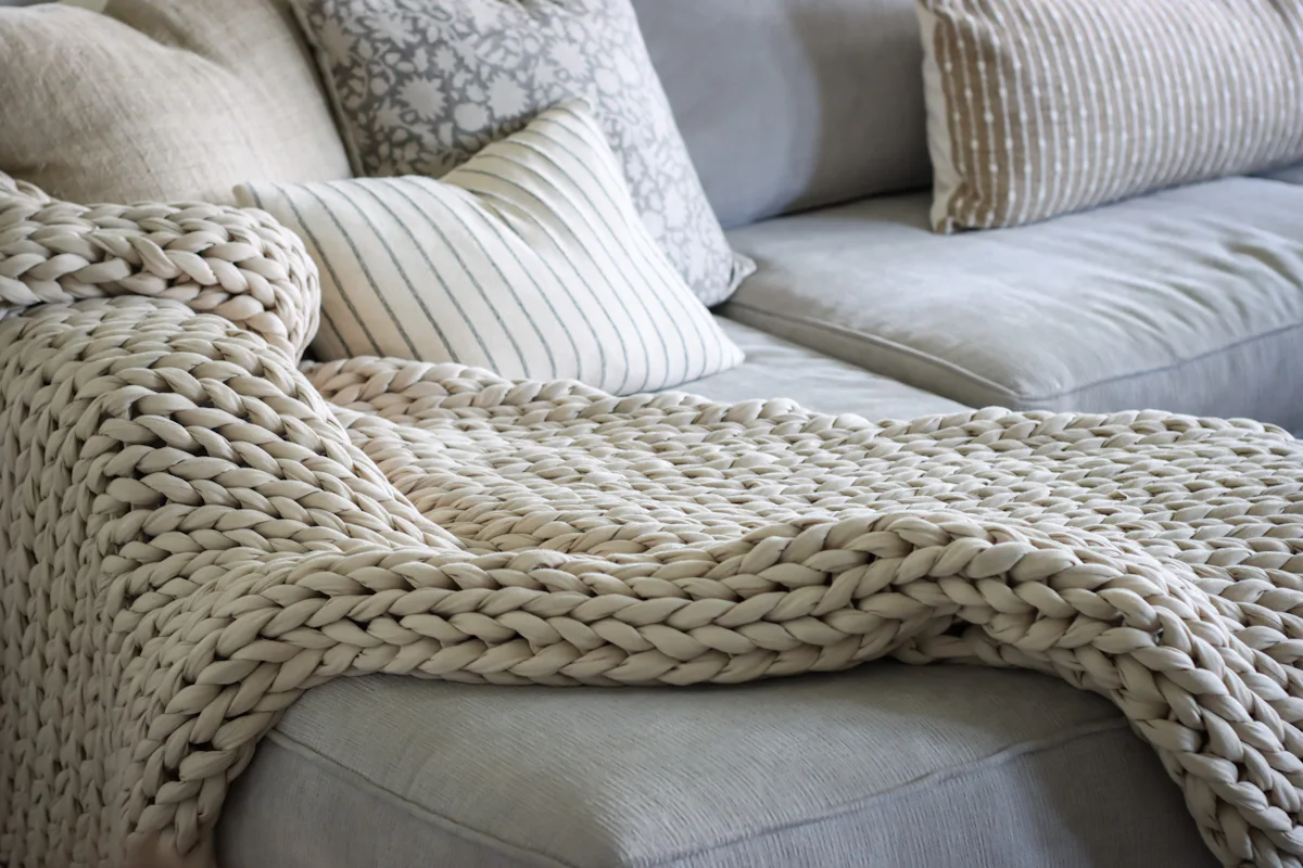 Wolldecke auf dem Sofa