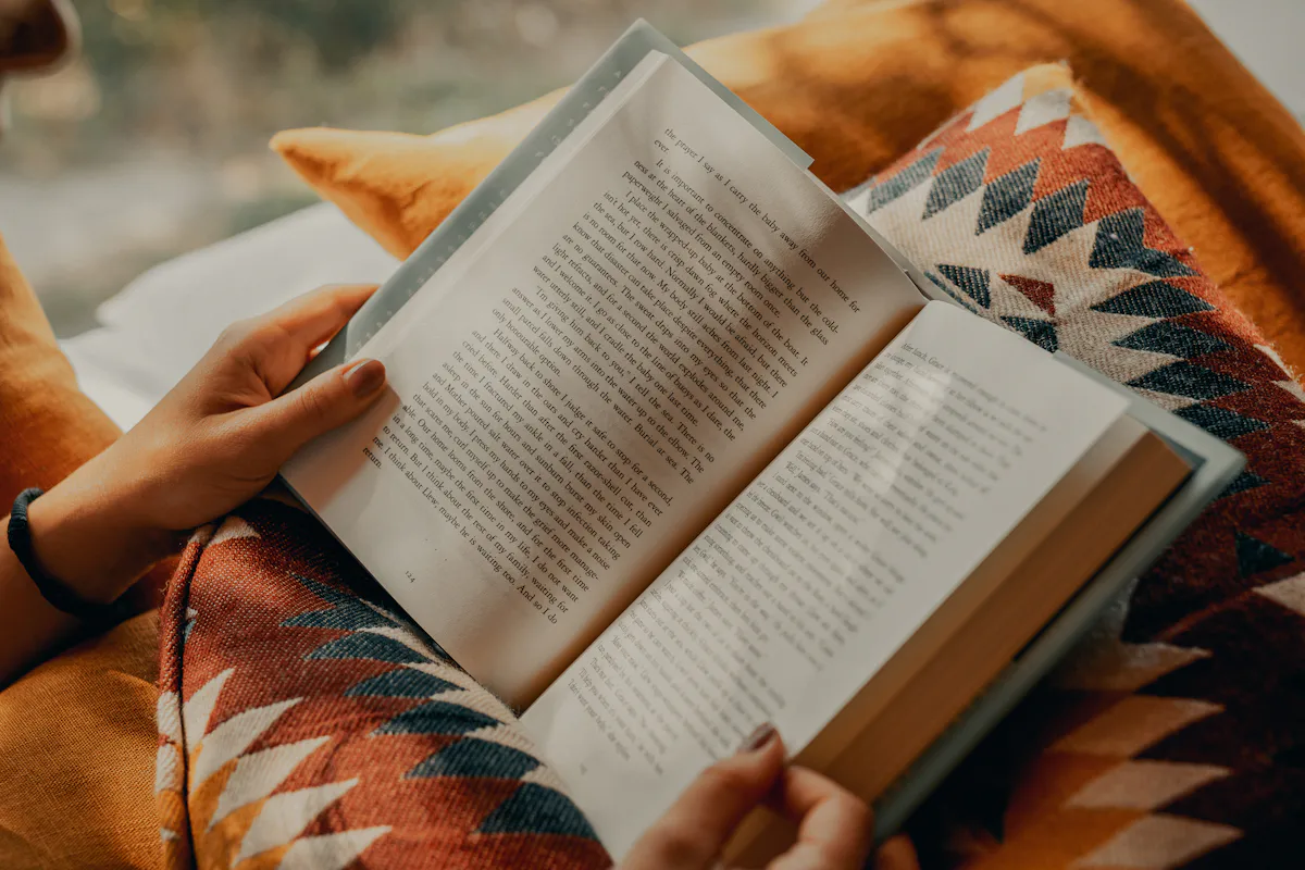 Buch auf einem Sessel