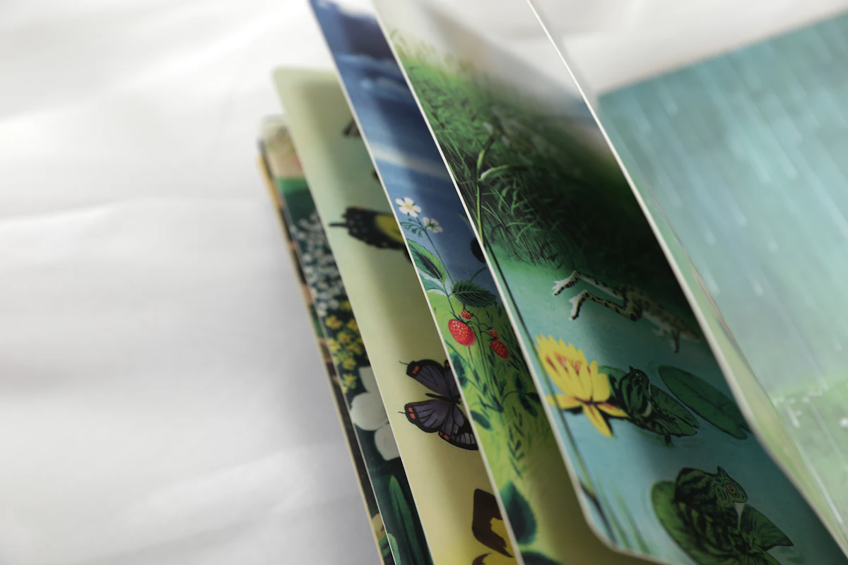 Aufgeschlagenes Bilderbuch mit bunten Seiten