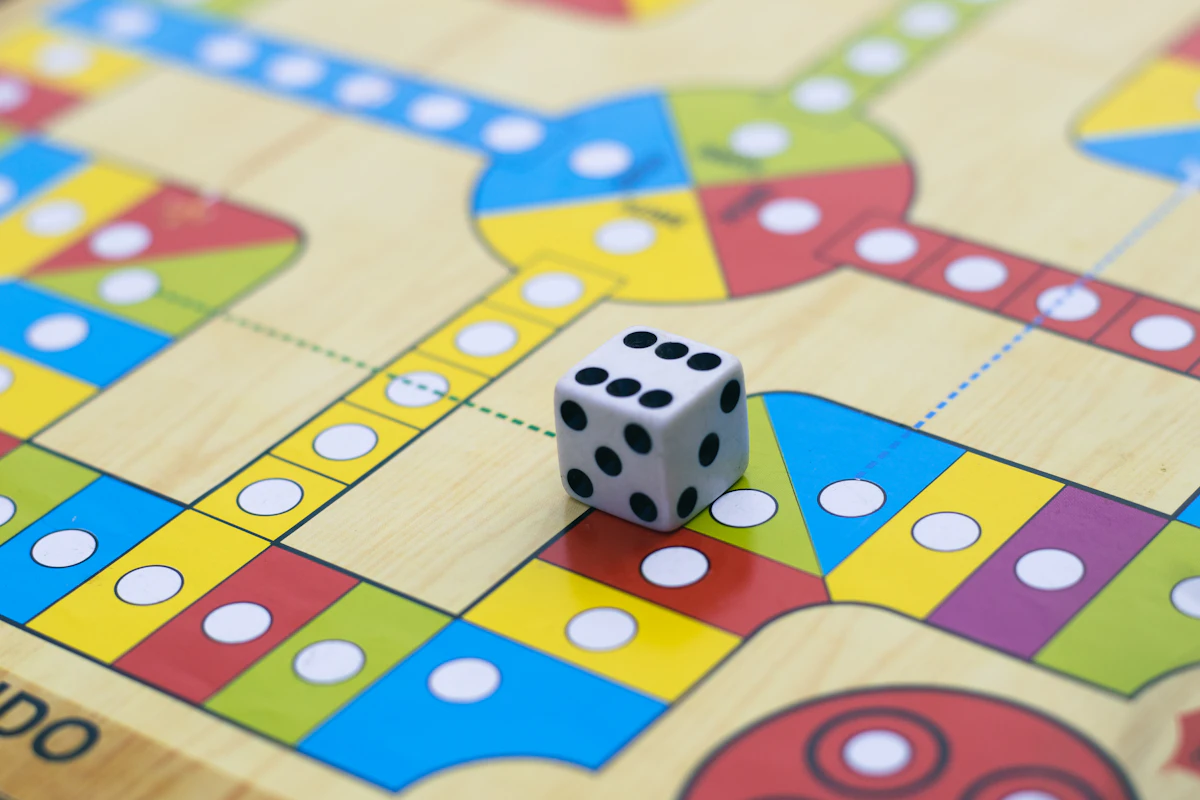 Brettspiel mit Würfeln und Figuren auf dem Tisch
