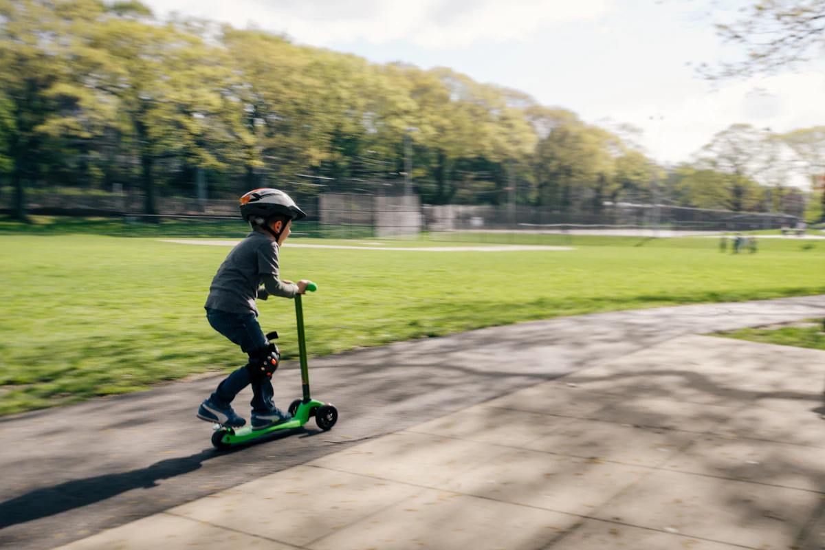 Kinderroller auf dem Gehweg