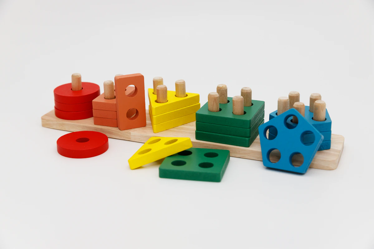 Steckspiel aus Holz mit bunten Formen