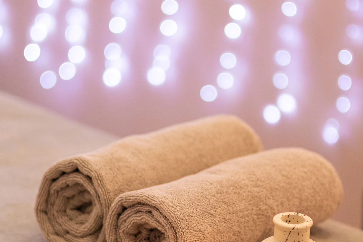 Massagesteine und Handtücher im Spa