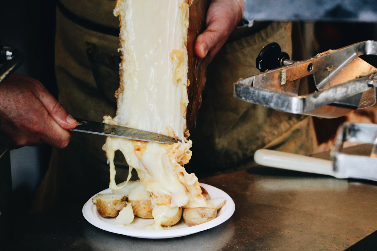 Raclette mit geschmolzenem Käse