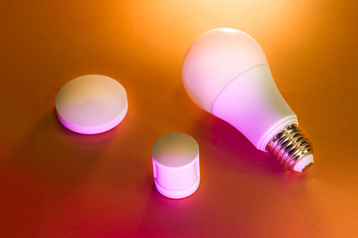 Smarte Lampe mit farbigem Licht