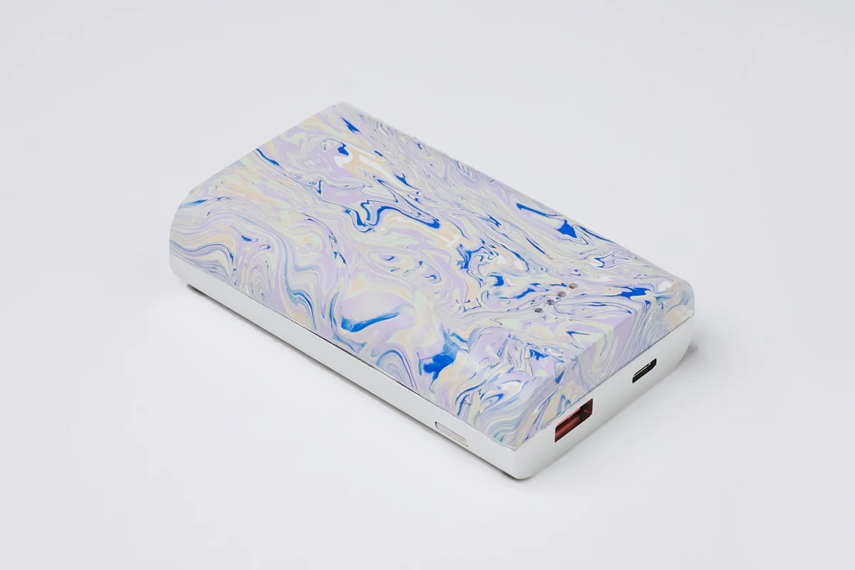 Powerbank lädt ein Handy