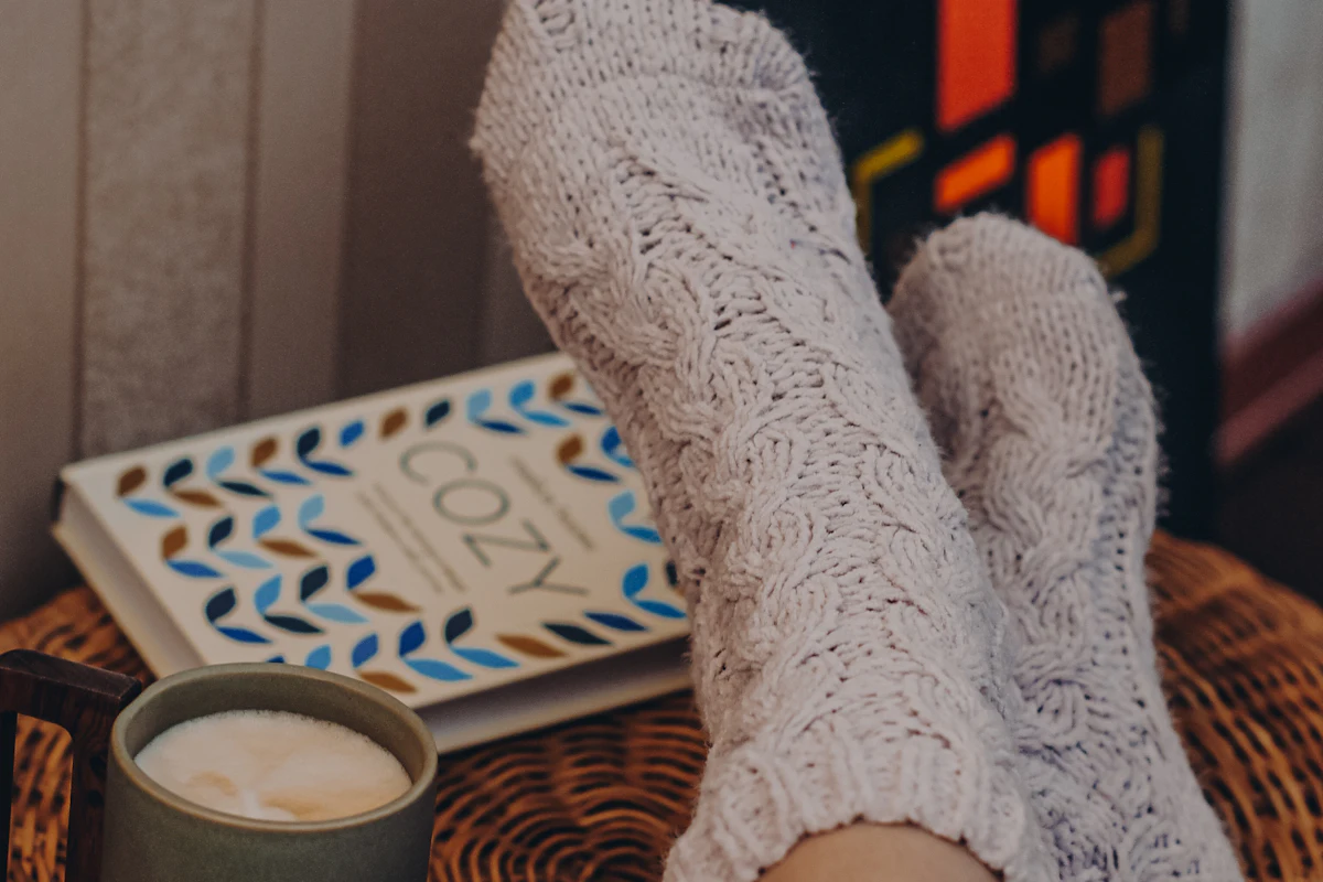Warme Kuschelsocken auf einer Decke