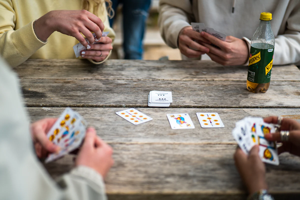 Kartenspiel bei einem Spieleabend