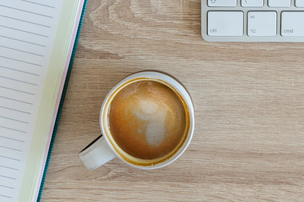 Kaffeetasse auf dem Schreibtisch